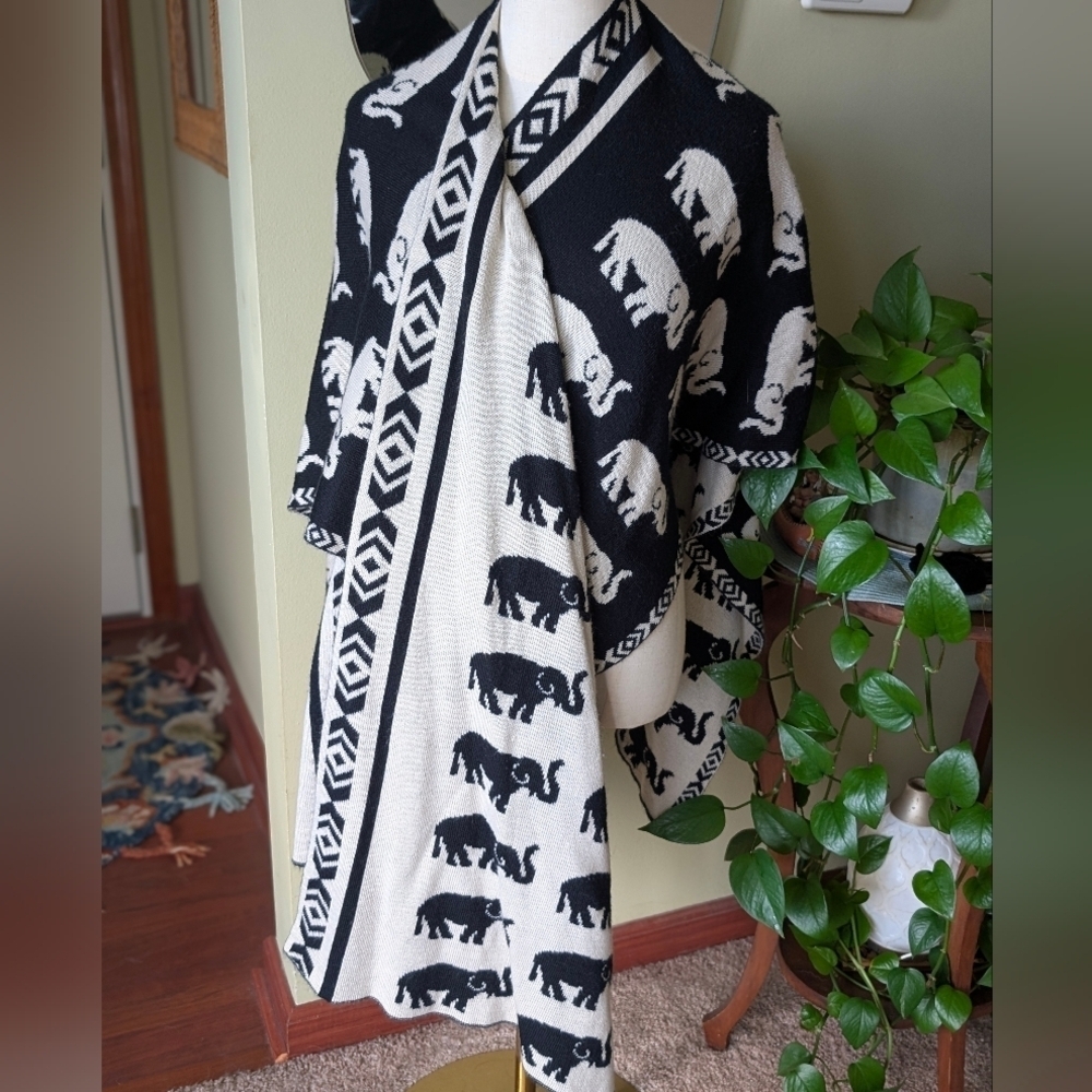 Black & Cream Elephant Pattern Boho Aztec Reversible Knit Sweater Wrap - Picture 5 of 15